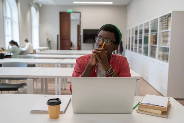 Zamyšlený Africký Americký Mladý Muž Šprt Student Studující Knihovně Pomocí — Stock fotografie