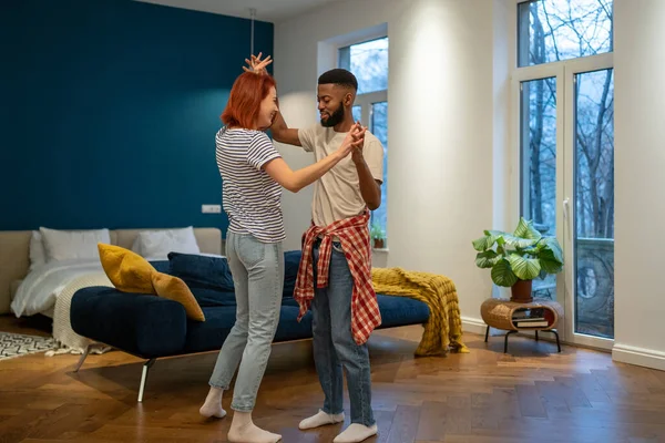Feliz Amante Joven Pareja Diversa Bailando Danza Romántica Dormitorio Moderno —  Fotos de Stock