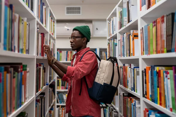 Kitapçıda Okumak Için Kitap Seçen Siyahi Bir Öğrenci Üniversite Kütüphanesinde — Stok fotoğraf