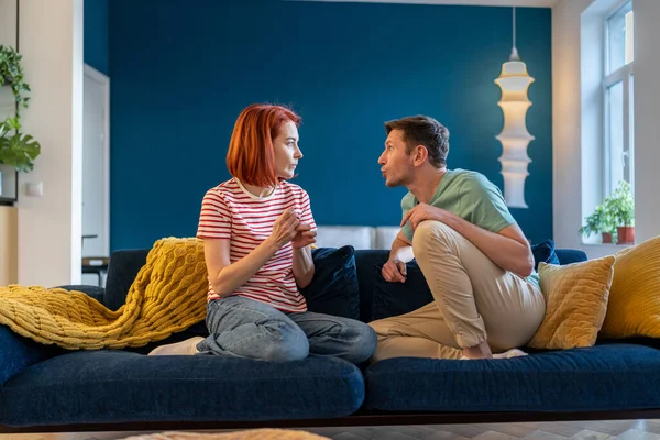 Aufgebrachte Eheleute Sitzen Auf Der Couch Und Streiten Aufgeregter Streit — Stockfoto