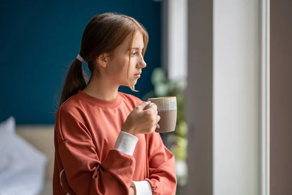 Teenie Stimmung Aufgebrachtes Teenager Mädchen Mit Teetasse Das Aus Dem — Stockfoto