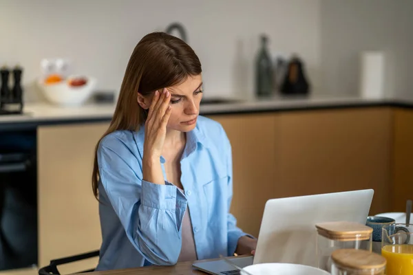 Bezorgde Vrouw Huisvrouw Kijken Naar Laptop Scherm Aanraken Van Het — Stockfoto