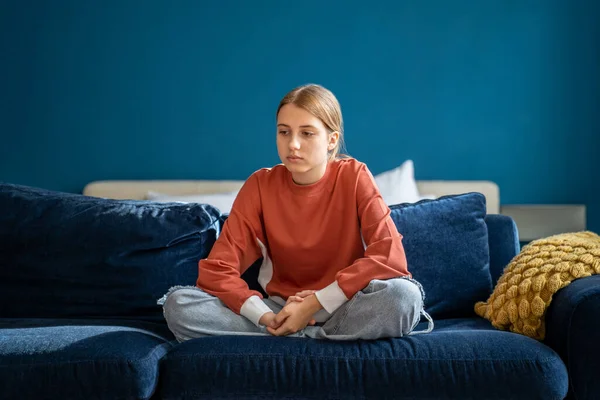 Verärgerte Launische Teenie Mädchen Die Hause Auf Dem Sofa Sitzen — Stockfoto
