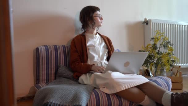 Pensive Student Meisje Met Een Bril Schrijven Essay Met Behulp — Stockvideo