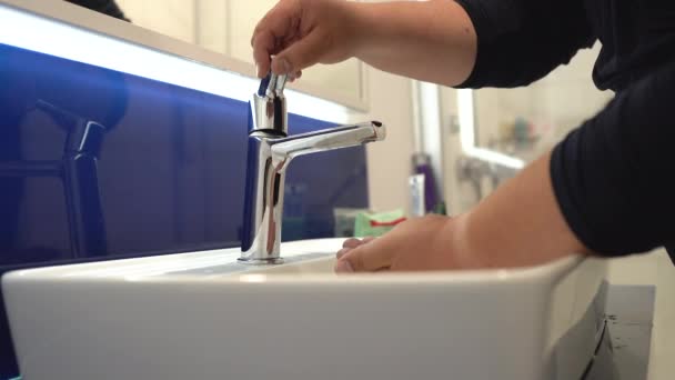 Großaufnahme Männlicher Hände Beim Öffnen Des Wasserhahns Badezimmer Die Kein — Stockvideo