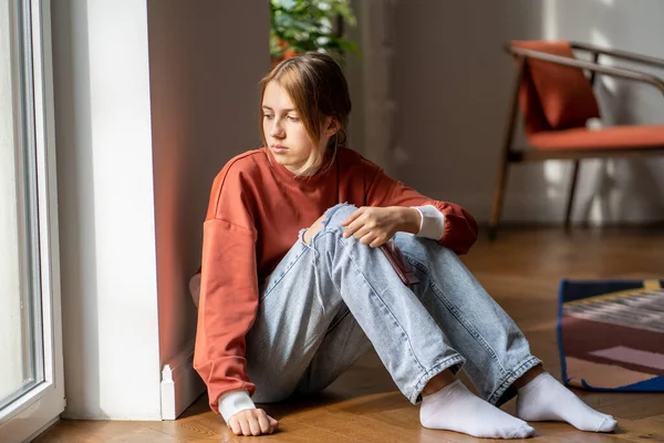 Aufgebrachte Teenager Mädchen Sitzen Auf Dem Boden Traurig Aus Dem — Stockfoto