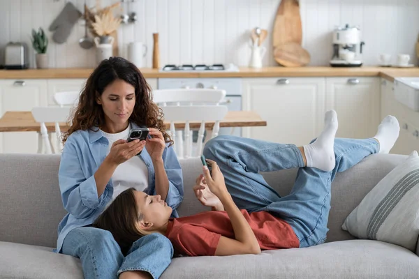 인터넷 소녀들의 중독은 스마트폰을 주말을 온라인에서 보낸다 생각깊은 어머니 침대에 — 스톡 사진