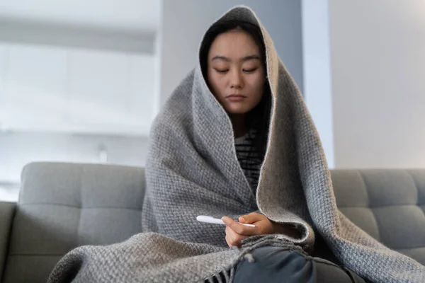 Zieke Aziatische Jonge Vrouw Warme Ruitjes Houden Thermometer Die Last — Stockfoto