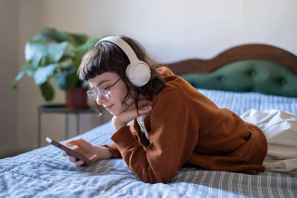 Entspannte Teenie Musikliebhaberin Die Musik Mit Kopfhörern Bett Liegend Und — Stockfoto