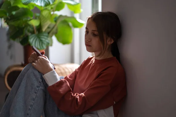 Triest Depressieve Tiener Adolescent Meisje Kijken Kant Hold Telefoon Zitten — Stockfoto