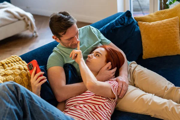 Couple Amoureux Couché Sur Canapé Avec Smartphone Câlin Tout Collant — Photo
