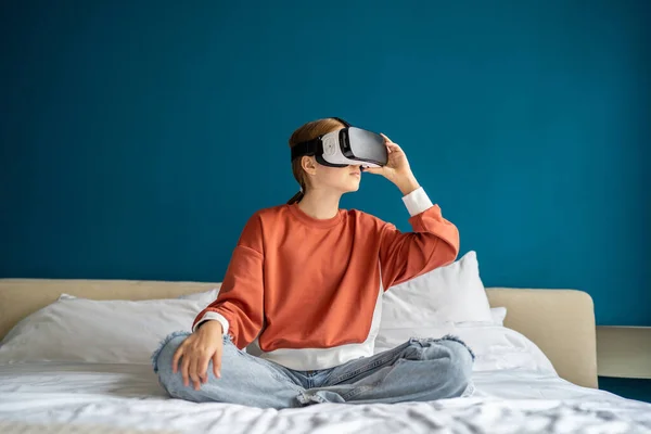 Mulher Velha Nos 360 Vê óculos De Realidade Virtual Jogando O Jogo