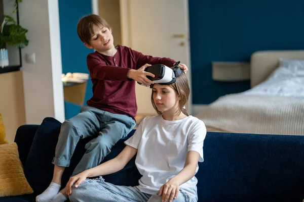Cuidar Hermano Pequeño Ayudar Adolescente Ponerse Gafas Realidad Virtual Curiosa —  Fotos de Stock