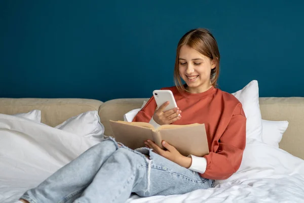 Щасливий Усміхнений Ген Дівчина Підліток Розслабляється Сидячи Ліжку Книгою Відволікаючись — стокове фото