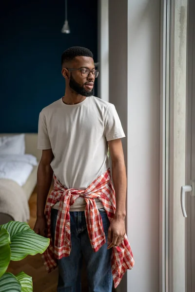 Das Häusliche Porträt Eines Sorglosen Bärtigen Afroamerikaners Mit Brille Der — Stockfoto