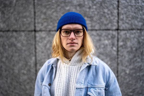 Urban Millennial Gatuporträtt Studentkillen Glasögon Stående Utomhus Mot Grå Betongvägg — Stockfoto