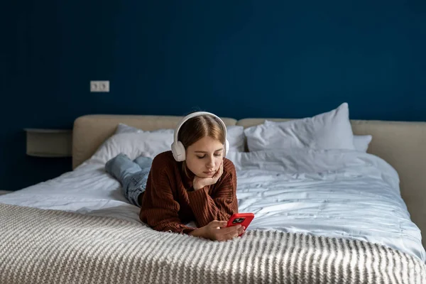 Rustig Tienermeisje Hoofdtelefoon Ontspannen Bed Met Behulp Van Telefoon Als — Stockfoto
