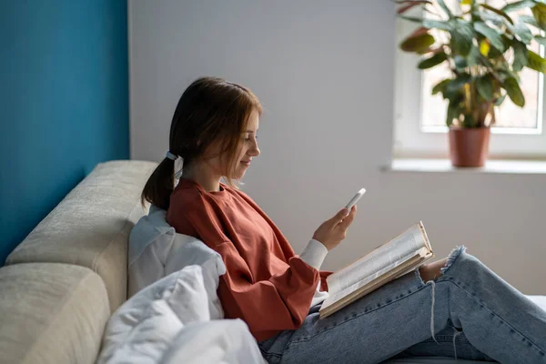Adicción Por Teléfono Interesado Adolescente Sonriente Sentarse Cama Con Libro — Foto de Stock