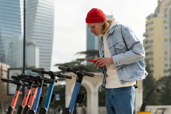 Interessado Cara Hipster Escandinavo Explora Aplicativo Smartphone Aluguel Scooter Para — Fotografia de Stock