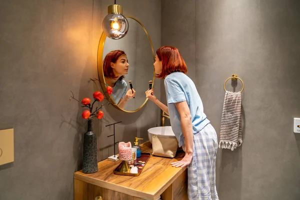 Konzentriert Auf Schönheit Blickt Frau Mit Roten Haaren Auf Spiegel — Stockfoto