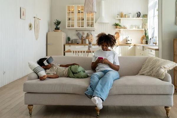 Konzentriert Sitzt Eine Afrikanisch Amerikanische Mutter Auf Der Couch Und — Stockfoto