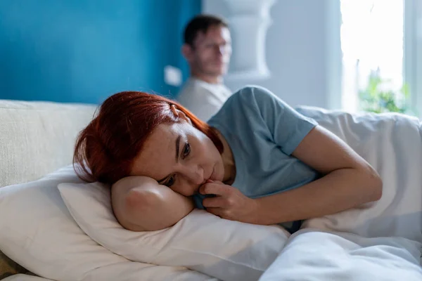 Scared Woman Bed Man Family Fight Abusive Toxic Couple Relationship — Stock Photo, Image