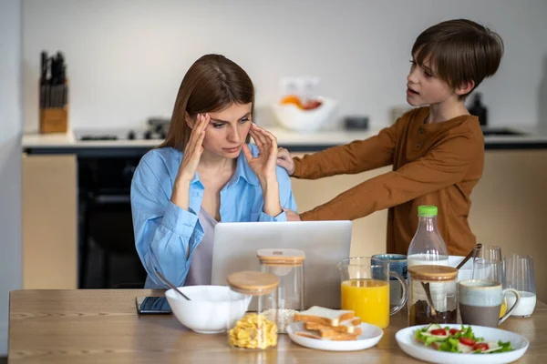 Small Child Worries Mother Working Home Sitting Table Kitchen Having — Stock Photo, Image