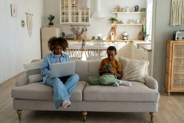 Tecnología Familia Madre Hijo Afroamericanos Sentados Sofá Mirando Teléfono Portátil —  Fotos de Stock