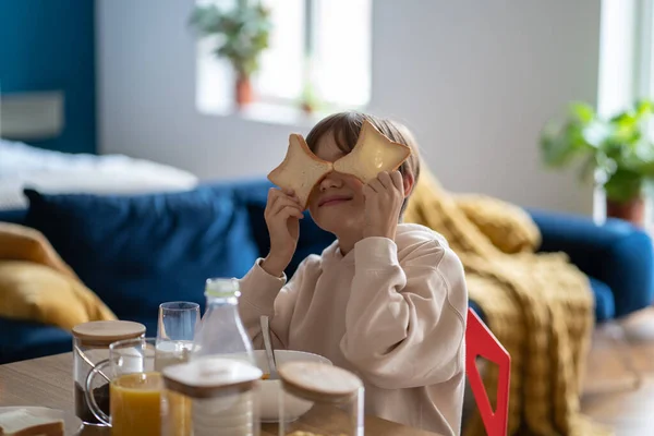 Hiperaktif Çocuk Mutfaktaki Masada Otururken Ekmek Parçalarıyla Oynuyor Çocuklarla Kahvaltı — Stok fotoğraf