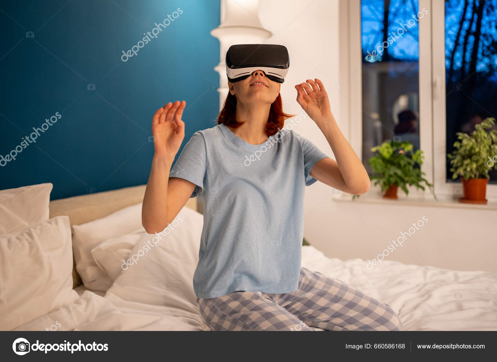 Los Niños Interactúan Usando Auriculares De Realidad Virtual Para  Interactuar Con El Mundo Imaginario. Niño Caucásico Sentado En La Cama En  Casa Usando Gafas Vr Jugando Videojuegos. Aprendizaje Inmersivo Y Niños  Fotos