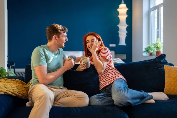 Glücklich Lachendes Ehepaar Frau Und Mann Die Tee Kaffee Aus — Stockfoto