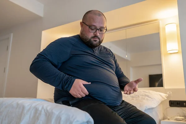 Hombre Enorme Que Sufre Peso Extra Tocando Estómago Sentado Cama —  Fotos de Stock