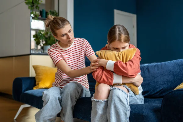 Mutter Unterstützt Kind Verärgert Teenie Mädchen Schwieriger Pubertätsphase Liebevolle Eltern — Stockfoto