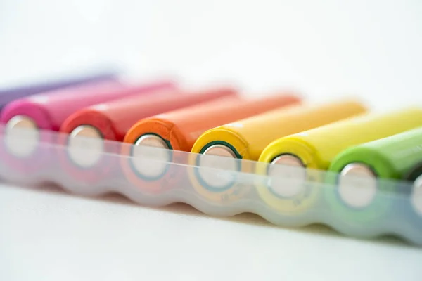 Nueva Batería Aaa Colorida Caja Plástico Primer Plano Del Acumulador — Foto de Stock