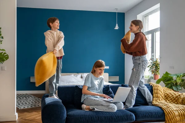 Calme Patiente Mère Est Assise Sur Canapé Travaillant Sur Ordinateur — Photo