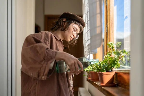Pflanzenpflege Hipster Mädchen Gießt Topfpflanze Auf Fensterbank Pflegt Liebevoll Zimmerpflanzen — Stockfoto