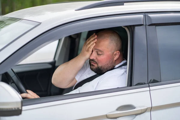Zmęczony Człowiek Nadwagą Prowadzi Samochód Zepsutym Klimatyzatorem Upalne Lato Mężczyzna — Zdjęcie stockowe
