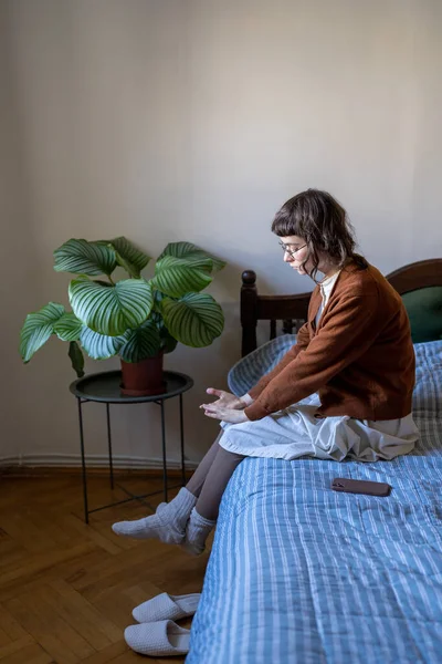 Nieszczęśliwa Przygnębiona Nastolatka Siedząca Samotnie Łóżku Spędzająca Czas Sama Bez — Zdjęcie stockowe