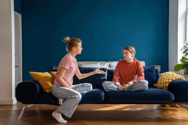 Aufgebrachte Mutter Streitet Mit Kind Auf Sofa Wohnzimmer Schwierigkeiten Bei — Stockfoto