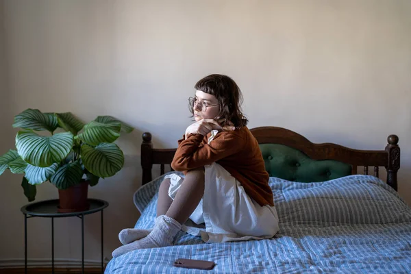 Upprörd Flicka Tonåring Sitter Sängen Hemma Känner Sig Ensam Och — Stockfoto