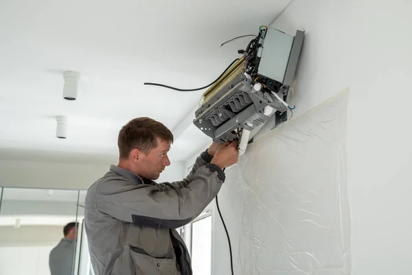 Man Technicus Werknemer Uniform Vaststelling Repareren Appartement Airconditioner Het Installeren — Stockfoto