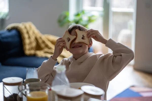 Son Pojke Lurar Leka Med Bitar Bröd Tittar Genom Hål — Stockfoto