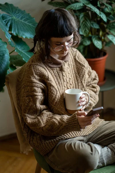 Trauriges Teenie Mädchen Mit Einer Tasse Tee Telefoniert Während Hause — Stockfoto