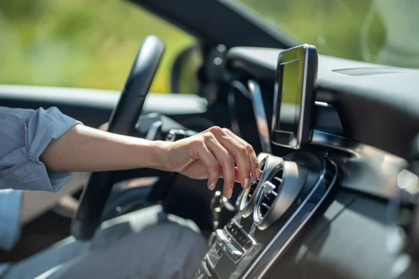 热和汽车驾驶 女性手检查冷空气从空调中流出 遭受夏季炎热天气的折磨 女司机在车内设定舒适的温度 — 图库照片