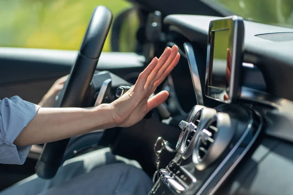 Vrouwelijke Hand Controleert Stroom Van Koude Lucht Uit Airconditioner Auto — Stockfoto