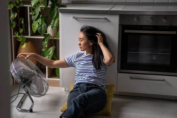 Chaleur Été Asiatique Fille Bénéficie Vent Froid Ventilateur Électrique Trouve — Photo