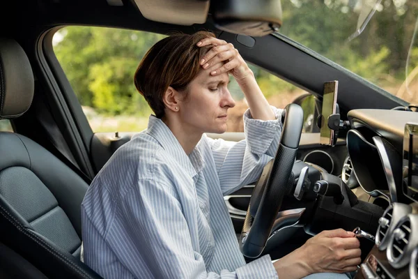 여자는 운전을 멈추었다 문제에 생각하는 전반적으로 여성은 관계에 문제가 고장난 — 스톡 사진