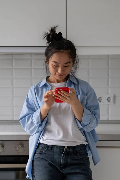 Glad Asiatisk Flicka Som Håller Smartphone Läsa Positiva Upplyftande Nyheter — Stockfoto