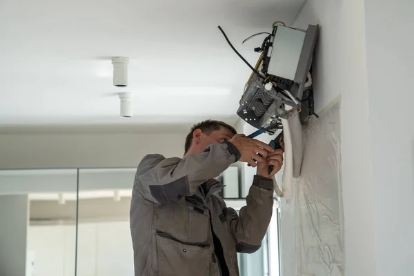 Fan Cleaner Onderhoud Specialist Installeert Airconditioner Thuis Voor Verse Koeling — Stockfoto