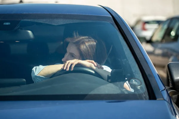 Vyčerpaná Žena Sedí Sedadle Řidiče Auta Nedívá Předního Skla Frustrovaná — Stock fotografie